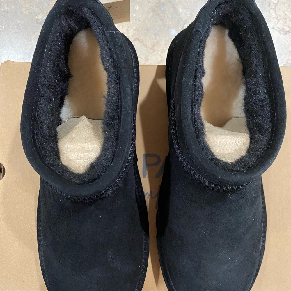 NWT. BearPaw Black Super Shorty Ankle Boots